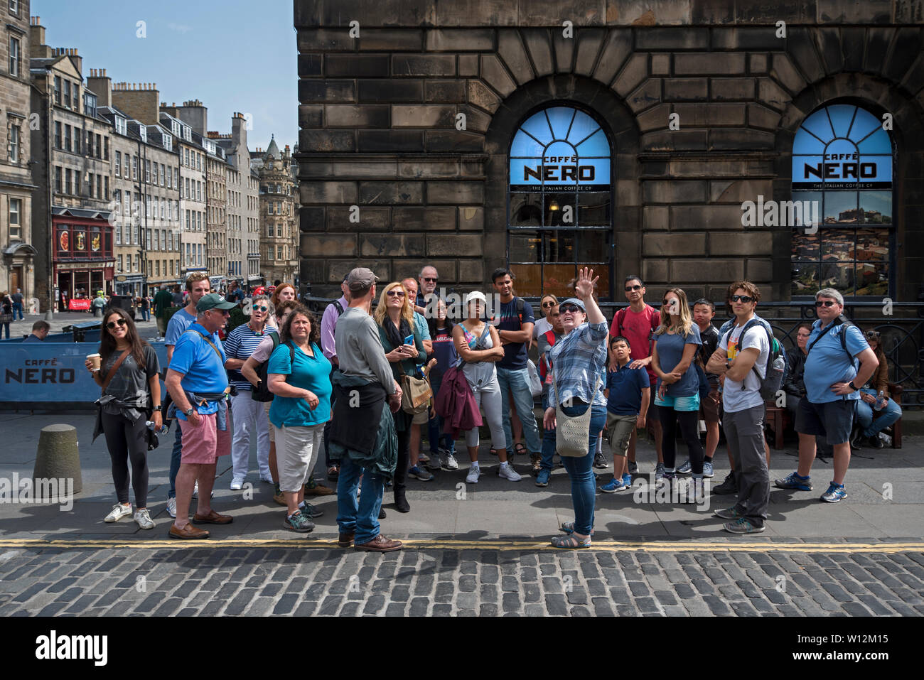 Une visite à pied au coin de la place du Parlement et de la rue High Street, Édimbourg, Écosse, Royaume-Uni. Banque D'Images Une visite à pied au coin de la place du Parlement et de la rue High Street, Édimbourg, Écosse, Royaume-Uni. Banque D'Images