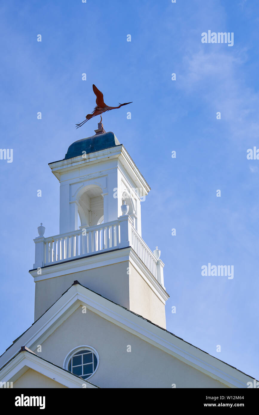 Wellfleet, MASSACHUSETTS - le 12 juin 2019 : sur le haut de la coupole restaurée sur Wellfleet Preservation Hall se trouve ce grand héron sculpté par Del Filardi Banque D'Images