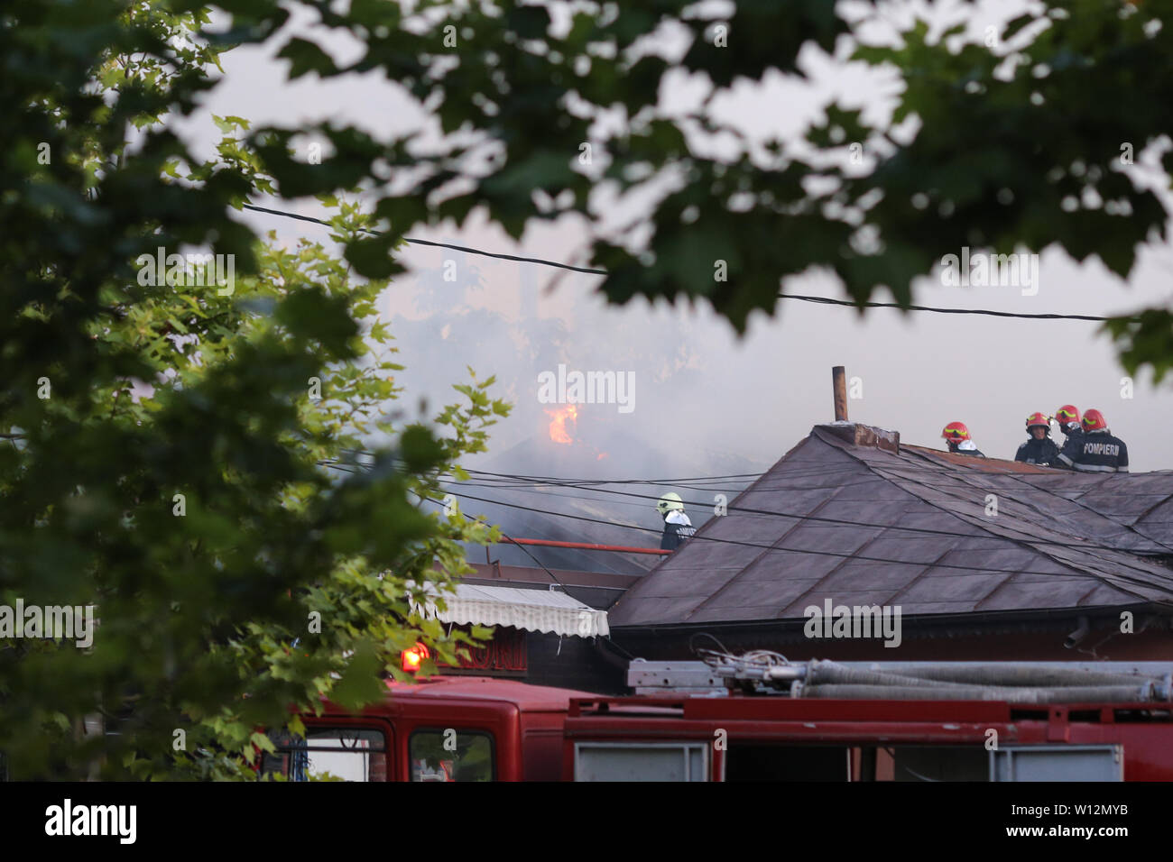 Bucarest, Roumanie - 29 juin 2019 : les pompiers pour éteindre un incendie qui s'est propagé à l'échelle d'une maison habitée à Bucarest. Banque D'Images