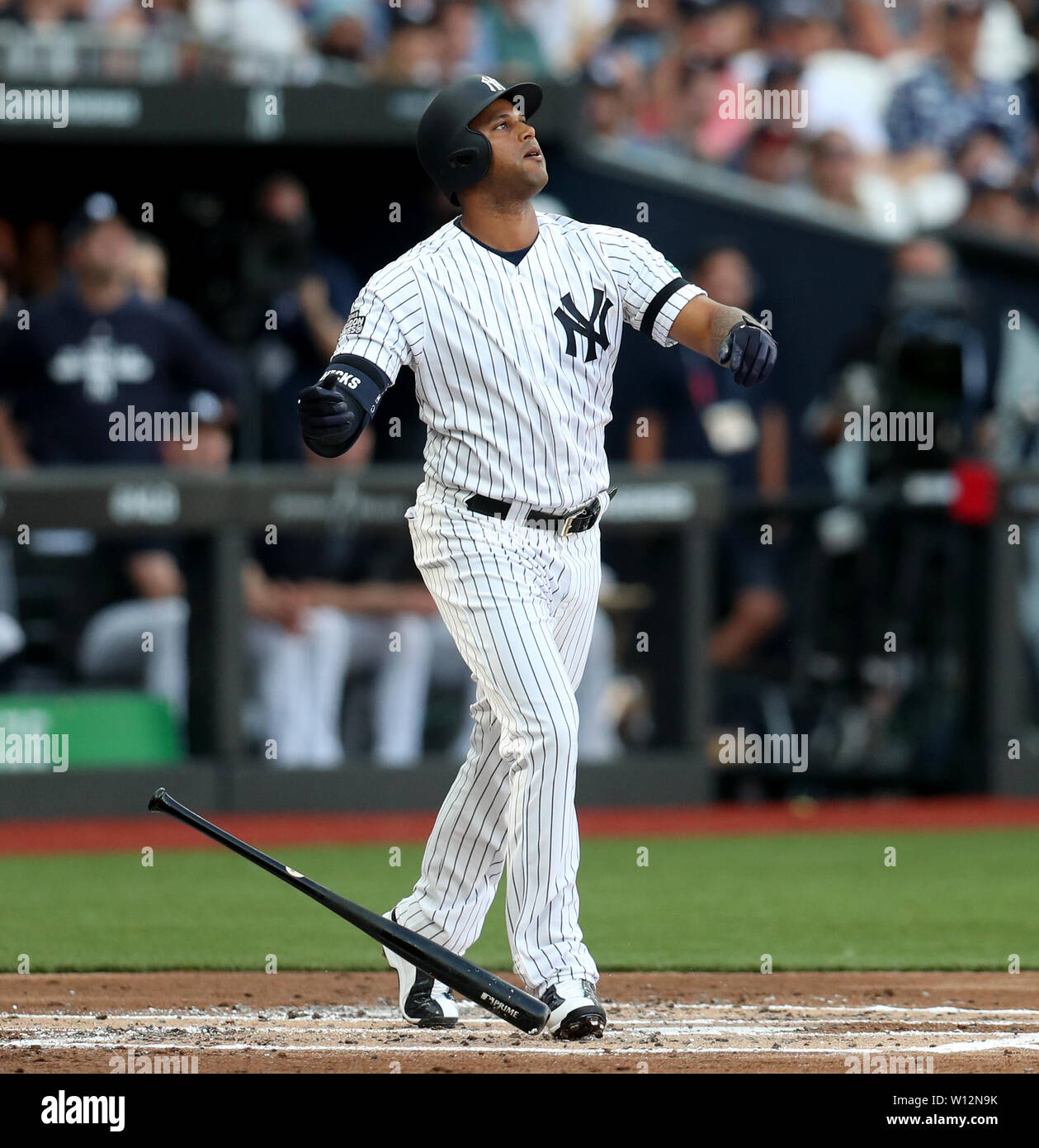 New York Yankees' Aaron Hicks réagit après avoir frappé un home run au cours de la série MLB Londres match au stade de Londres. Banque D'Images