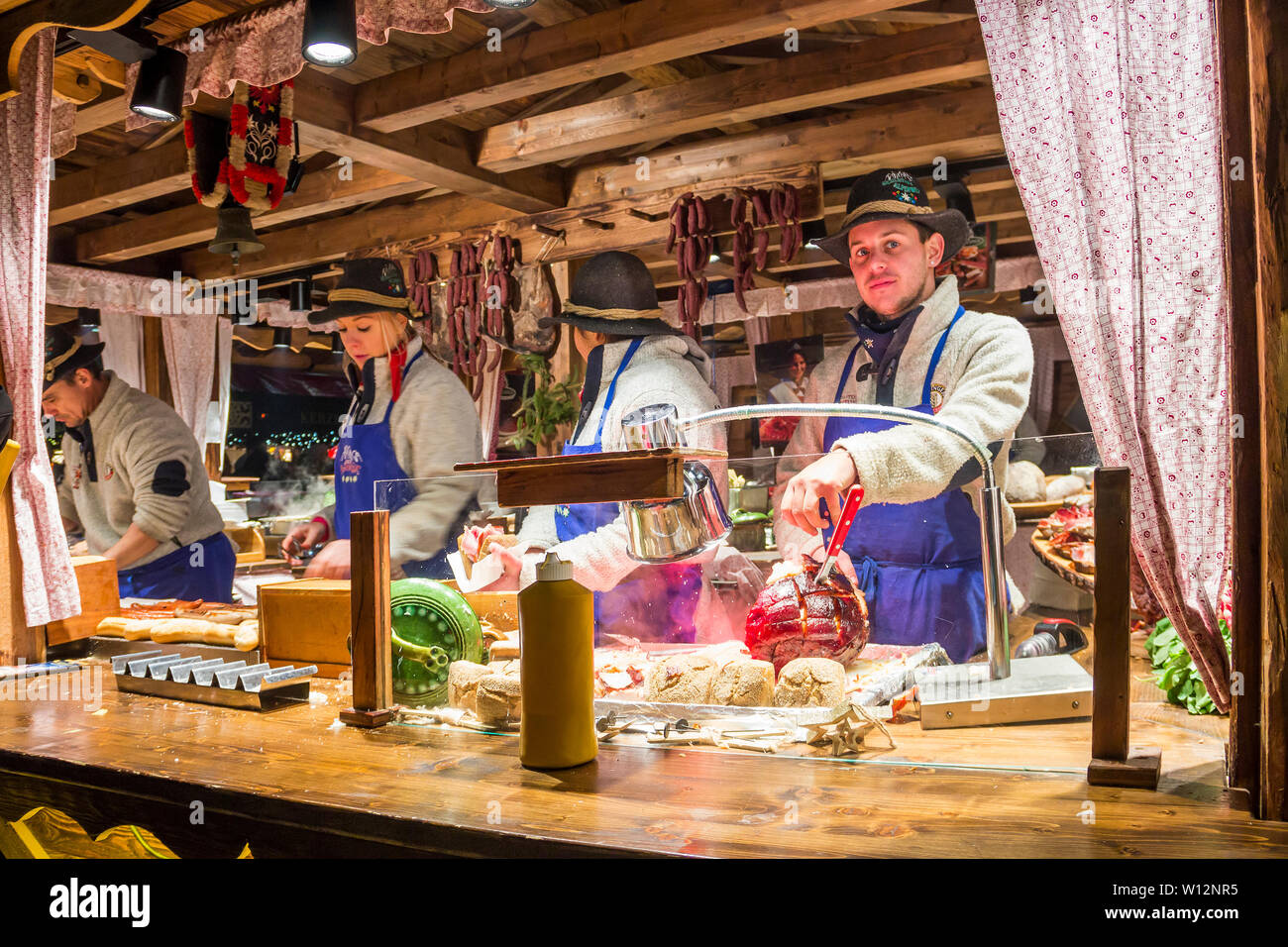 Hambourg, Allemagne - 14 décembre 2018 : Food avec viande et charcuterie traditionnelle au marché de Noël sur la place centrale près de mairie Banque D'Images
