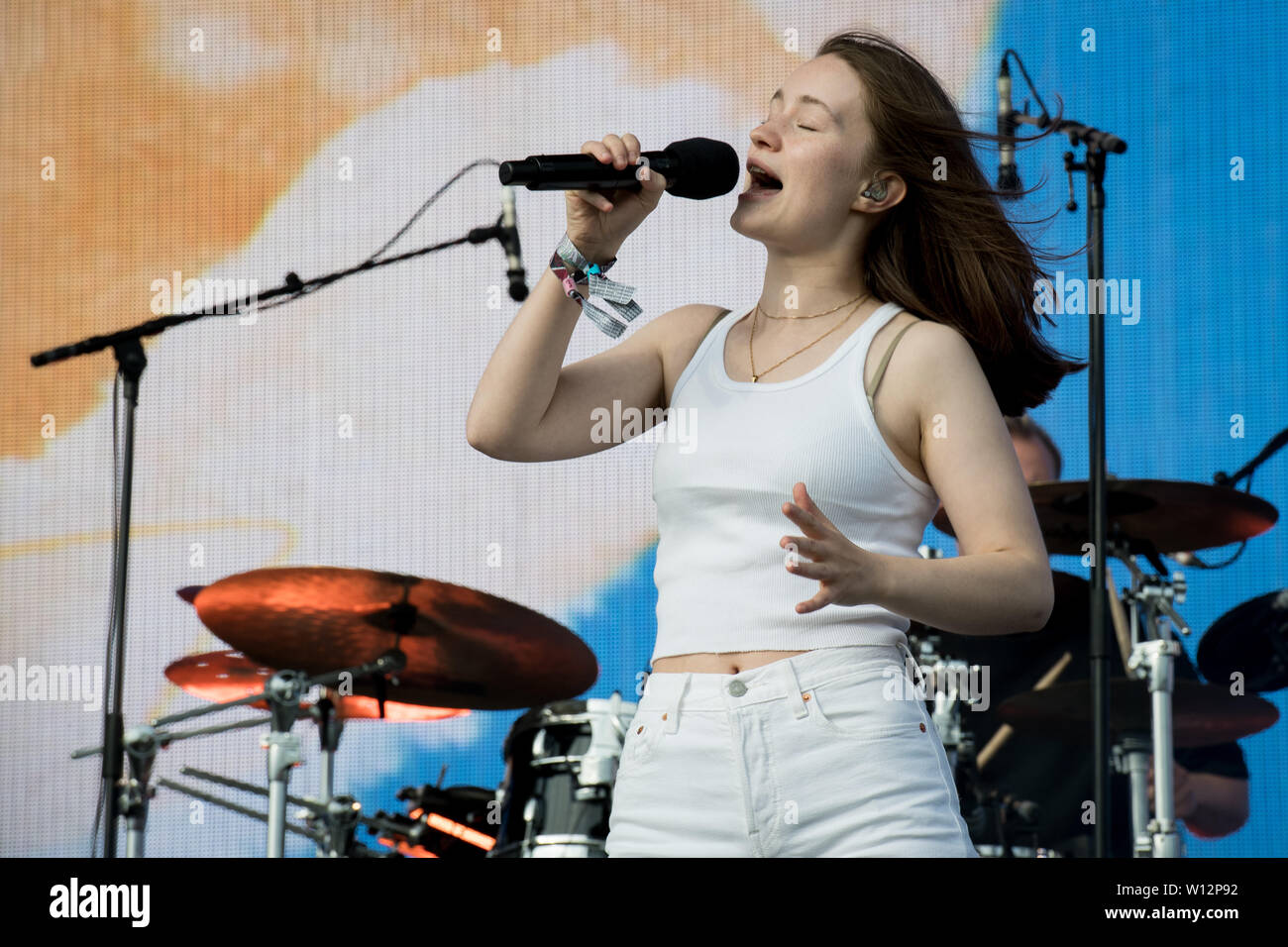 Glastonbury, Somerset, UK, Pilton. 29 juin 2019. Chanteuse norvégienne Sigrid (Sigrid Solbakk Raabe) effectue sur l'autre étape à Glastonbury Festival le samedi 29 juin 2019. Credit : perspective féminine/Alamy Live News Banque D'Images