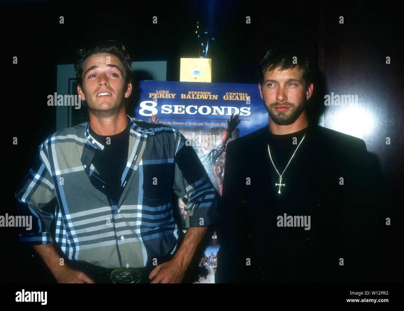 Las Vegas, Nevada, USA 23 juillet 1994 Acteur Luke Perry et l'acteur  Stephen Baldwin participer à Planet Hollywood Opening Party le 23 juillet  1994 au Planet Hollywood à Las Vegas, Nevada, USA.