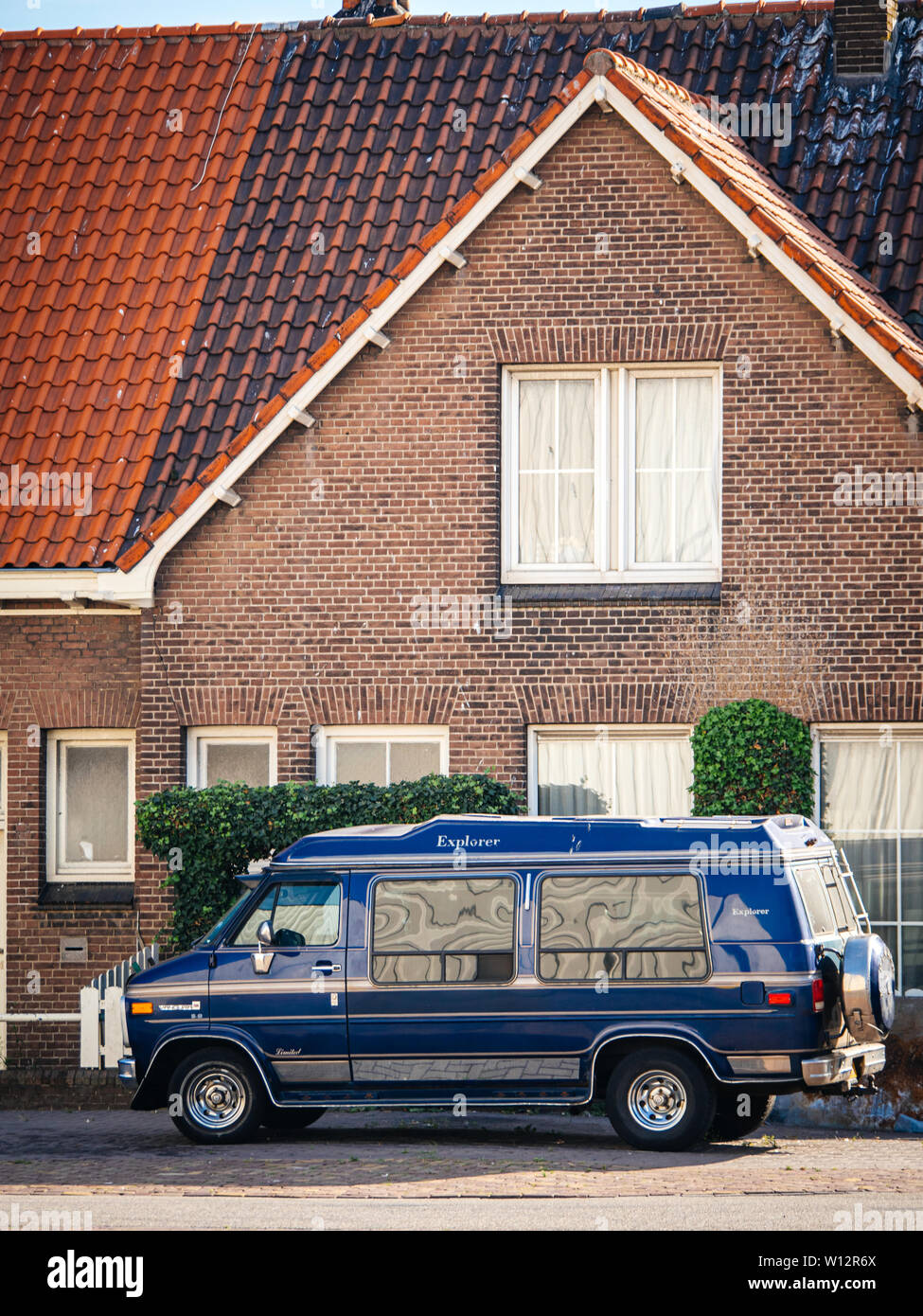IJmuiden Santpoort Zuid, Pays-Bas - Aug 20, 2018 : Americana style hollandais avec Chevrolet GMC Vandura voyage mobile home rv véhicule garé devant une maison - vertical image Banque D'Images