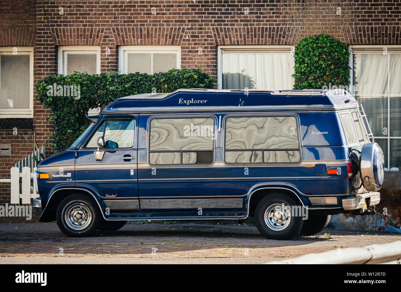IJmuiden Santpoort Zuid, Pays-Bas - Aug 20, 2018 : Americana style hollandais avec Chevrolet GMC Vandura explorer limited voyage mobile home rv véhicule stationné en face d'une maison Banque D'Images