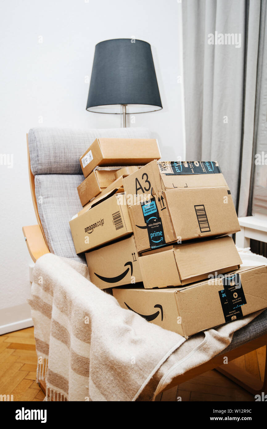 Paris, France - Nov 4, 2019 : Pile de plusieurs boîtes en carton dessin  animé avec Amazon premier