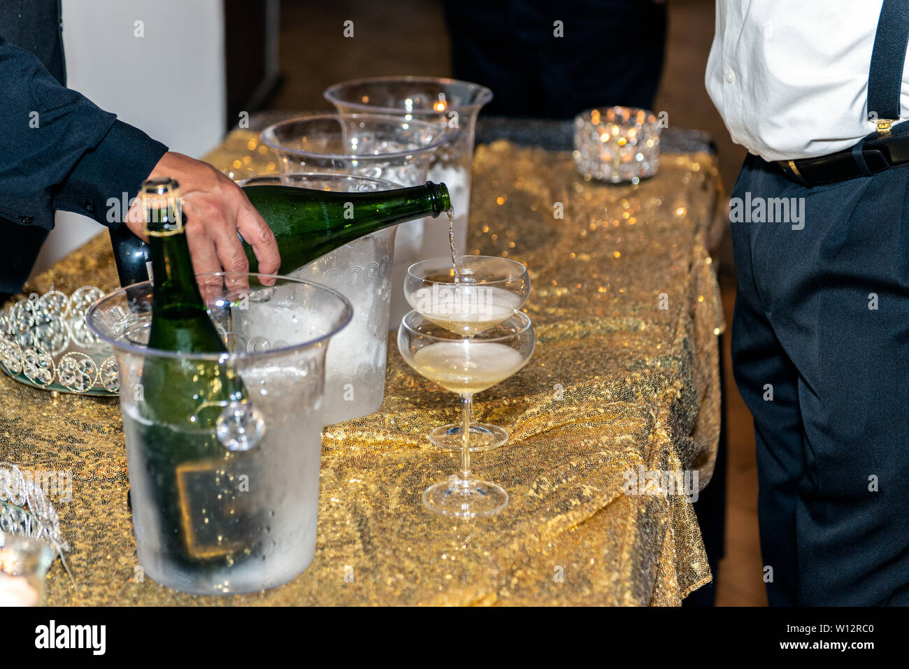 Champange versé dans le verre flûte disposés sur table et prêt à boire habitué esprit délicieux.. Banque D'Images
