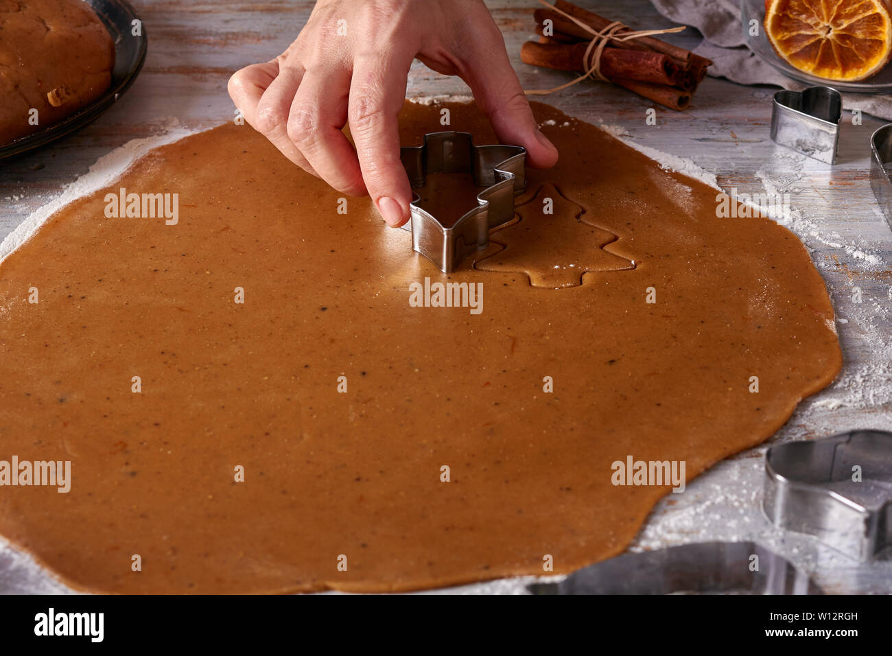 Woman's hands faire gingerbread cookies des formes de pâte Banque D'Images