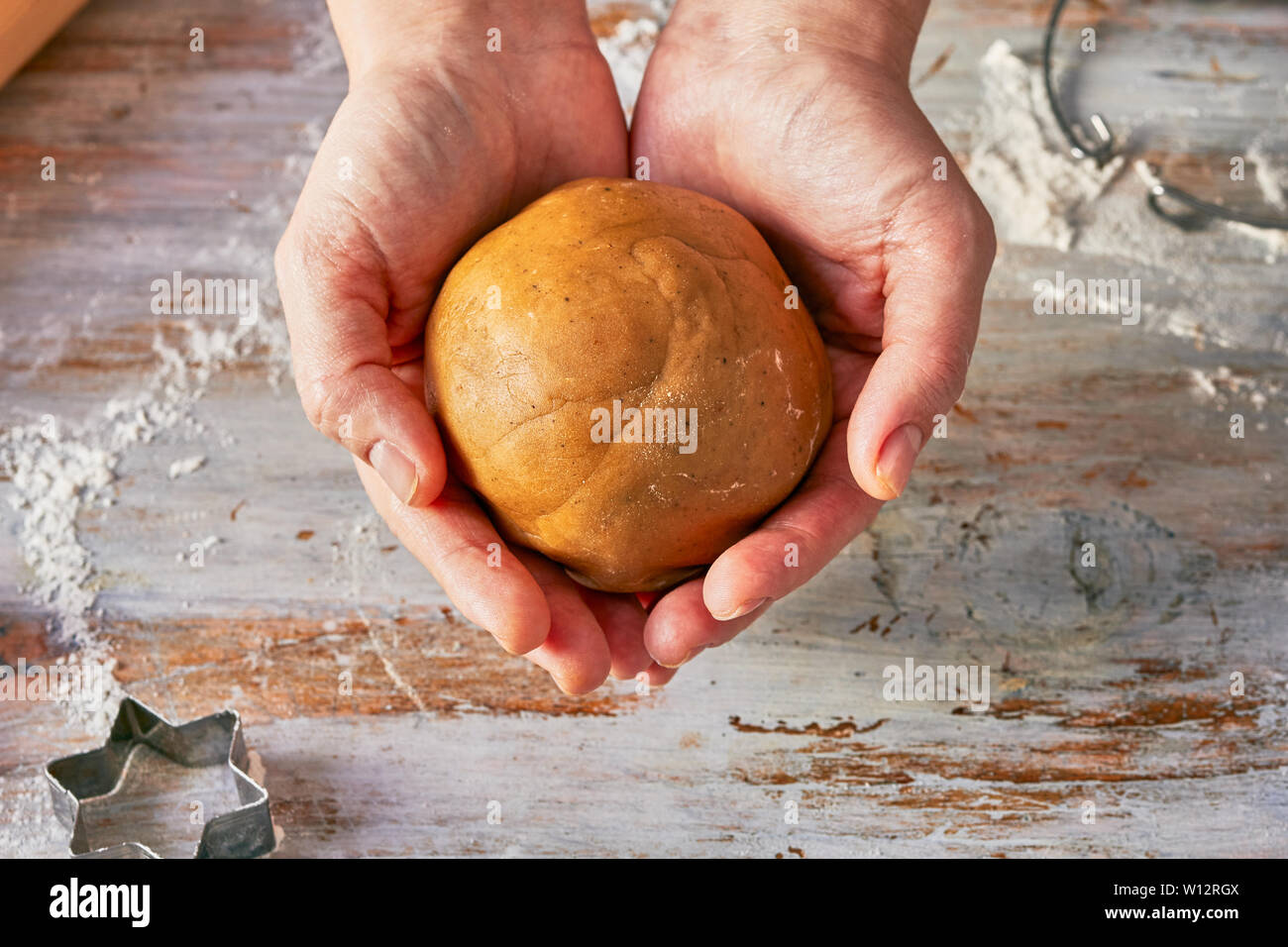 Woman's hands holding une boule de pâte d'épices Banque D'Images