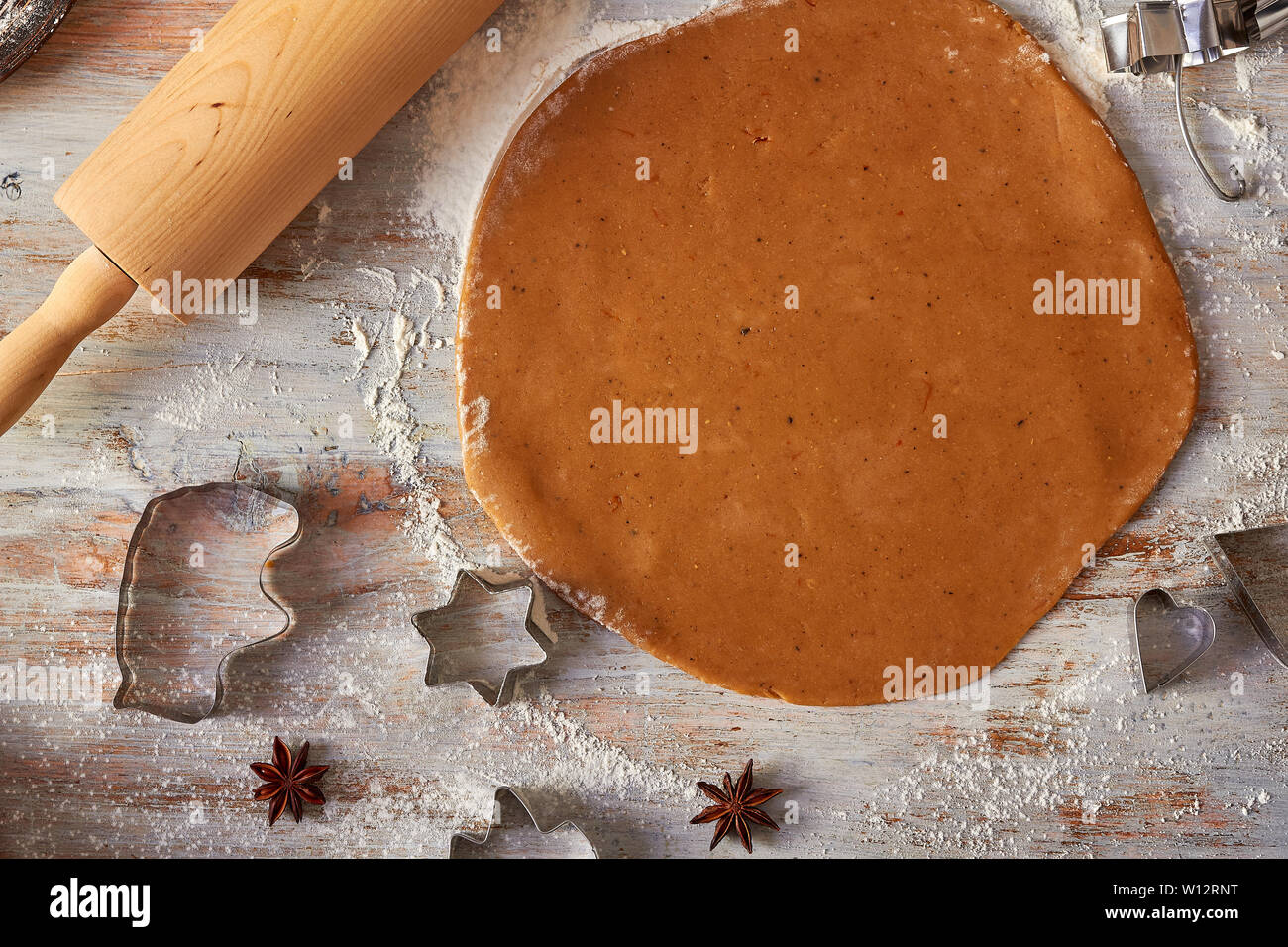 Pâte d'épices roulé sur table en bois Banque D'Images