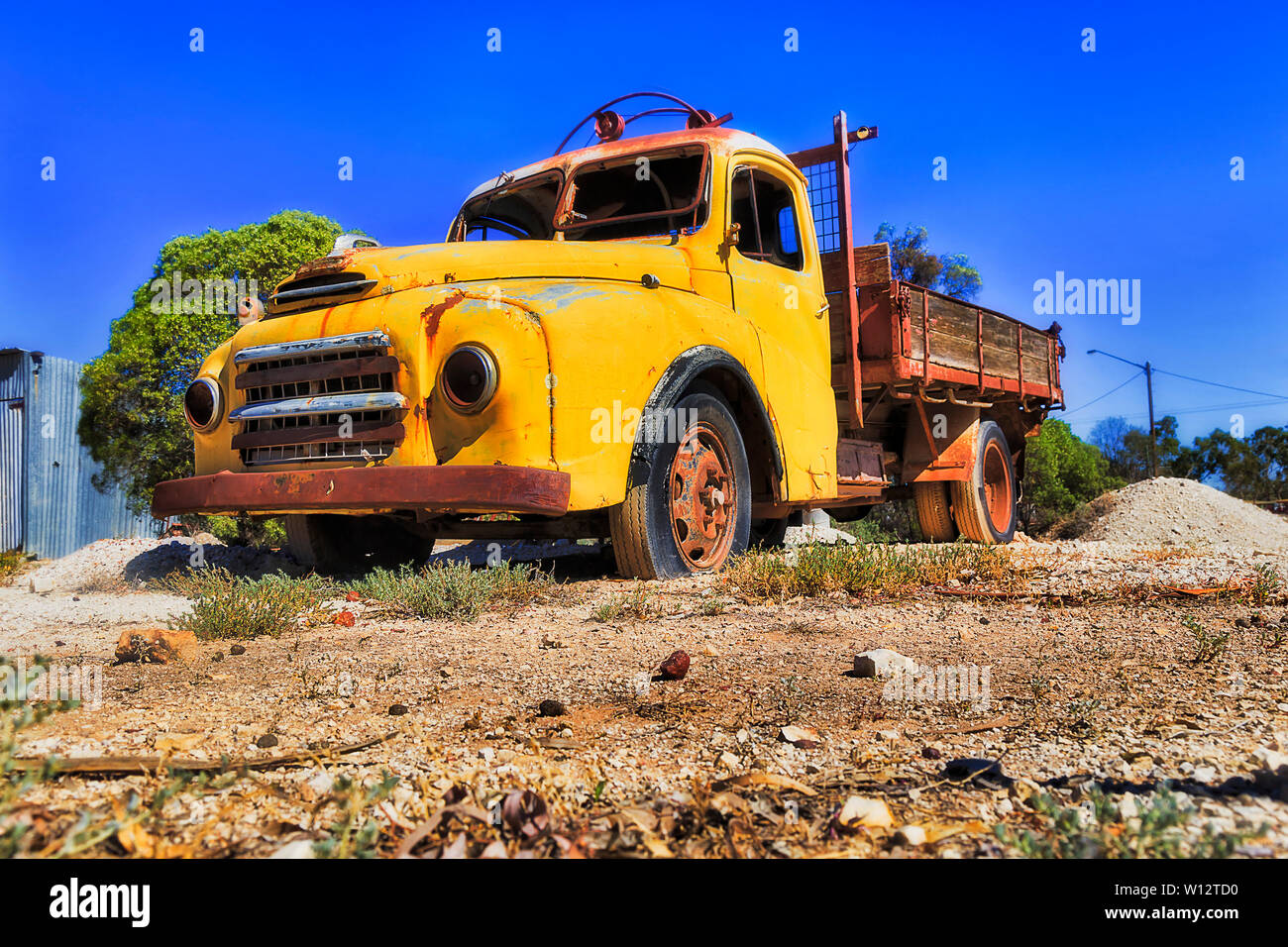 Vieille camionnette rouillée abandonnée sur le sol rouge portée avec de l'opale noire minéraux dans les zones arides de l'climiate , à distance - Lightning Ridge ville minière de l'opale sur une chaude Banque D'Images