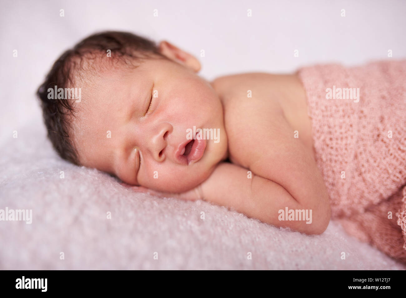 Baby cute girl sleeping on douce couverture Banque D'Images