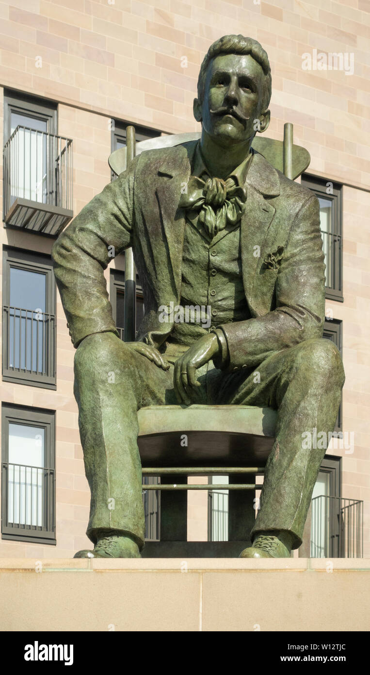 Statue en bronze de Charles Rennie Macintosh (2018, Andy Scott) dans le domaine de l'Anderston Glasgow, Ecosse Banque D'Images