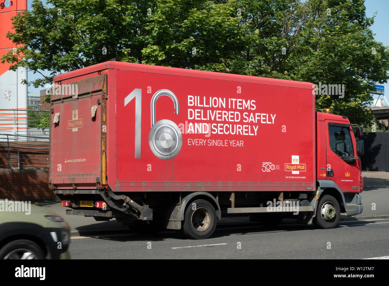 Un grand camion de livraison de courrier Royal rouge dans le centre de Glasgow, Ecosse Banque D'Images
