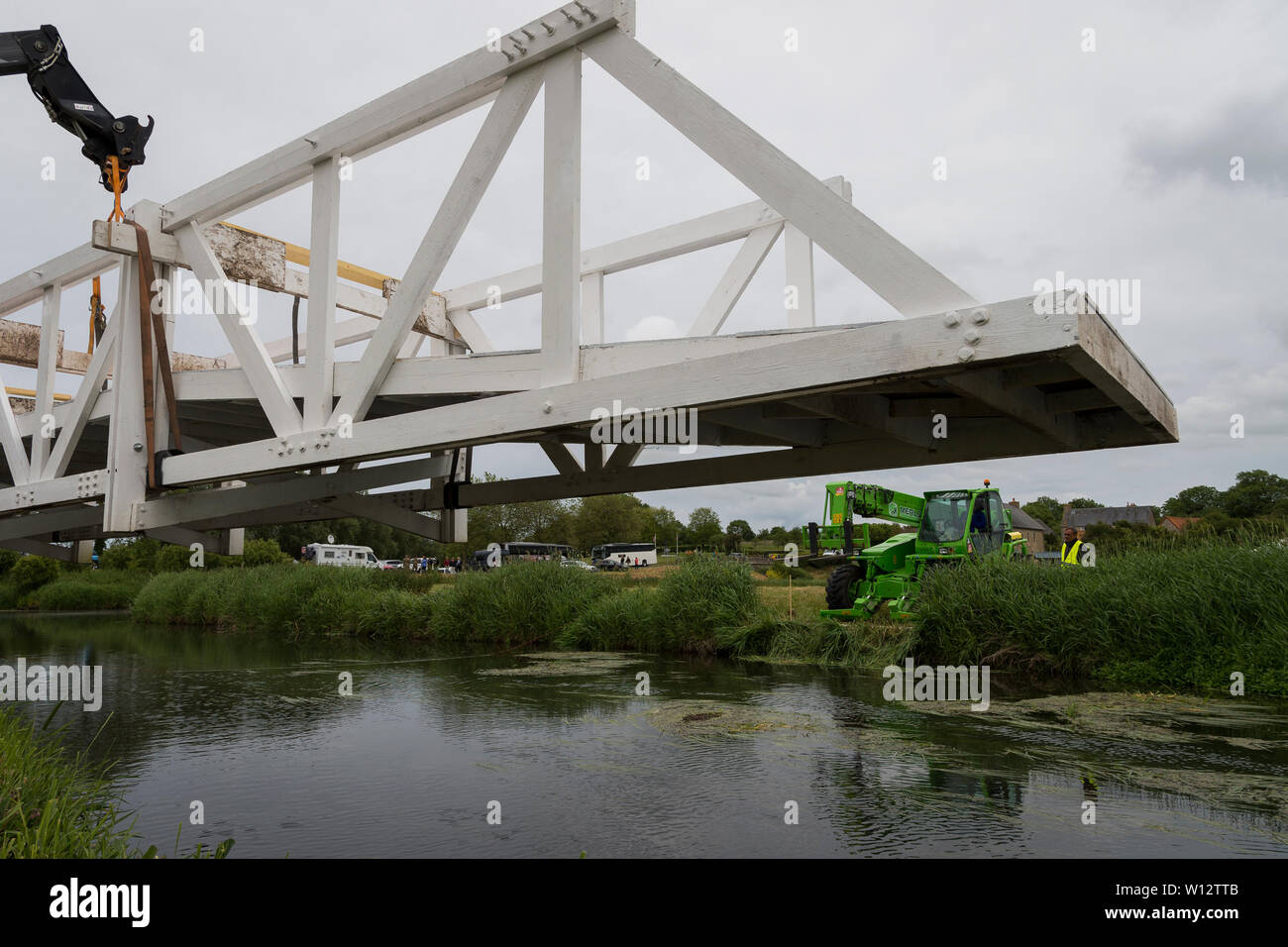 Les travailleurs de la ville d'un pont à l'aide d'un palan, chariot télescopique, 5 juin 2019, dans la région de Sainte-Mère-Église, France. Les ingénieurs de l'23d Ingénieur Civil Escadron a fourni un soutien structurel à la commémoration du D-Day 75 par la réparation et la construction de ponts qui ont été utilisés pour accéder à des zones difficiles d'accès d'une zone de largage. Dans le cadre de la commémoration, parachutistes de l'ensemble du Ministère de la Défense a effectué les mêmes sauts leurs prédécesseurs sur D-Day. (U.S. Air Force photo par un membre de la 1re classe Hayden Legg) Banque D'Images