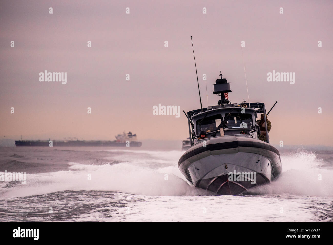 190619-N-DX868-1378 de l'OCÉAN PACIFIQUE (Juin 19, 2019) un 34 pieds Bateau de patrouille côtière de Dauntless Escadron fluviales (CRS) 1 revient d'un exercice de tir réel dans l'océan Pacifique. Le CRS-1 est admissible pour les futures exigences en matière de mobilisation. (U.S. Photo par Marine Hospital Corpsman 1re classe Kenji Shiroma/libérés) Banque D'Images