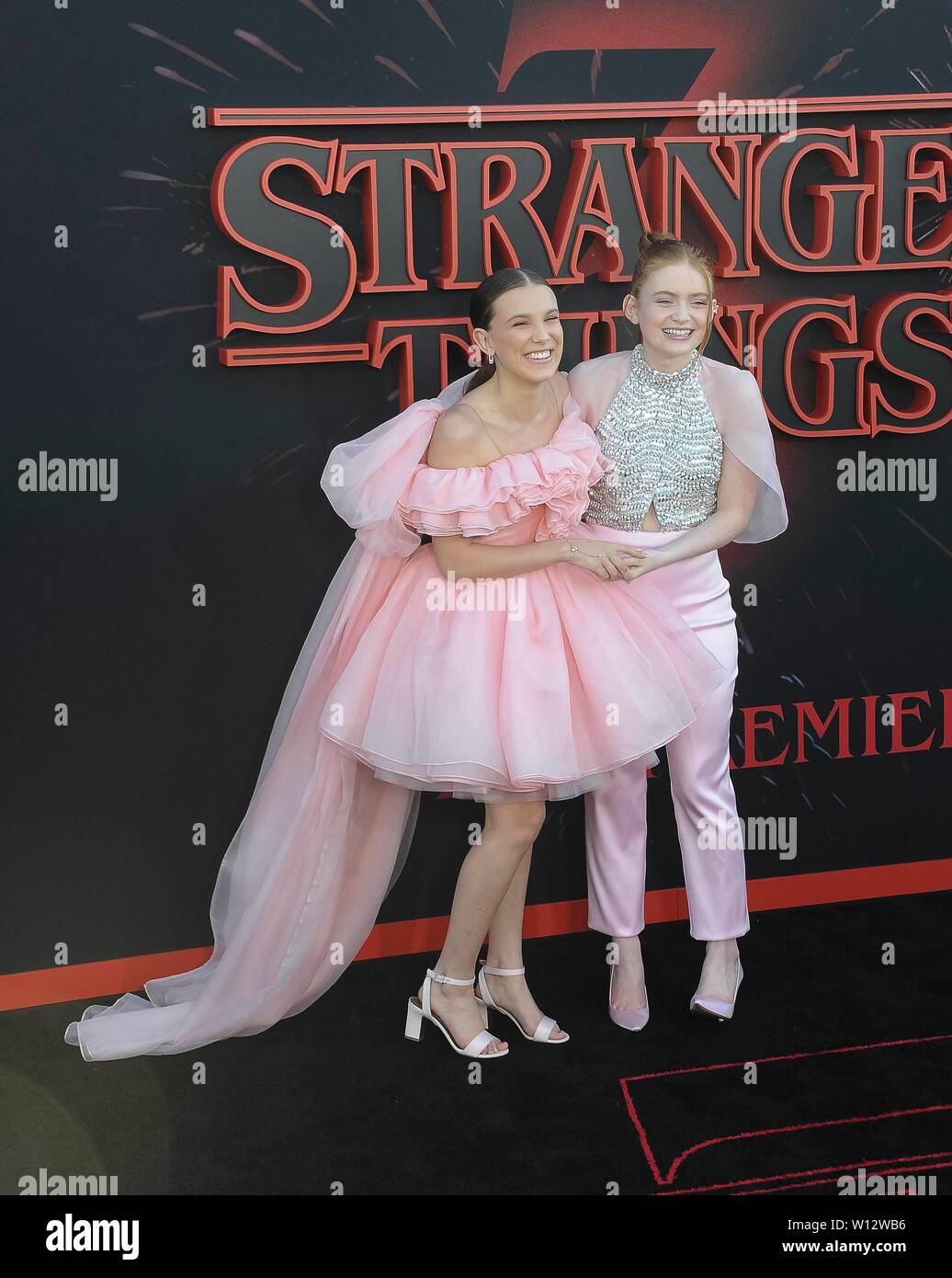 Millie Bobby Brown (l) et Sadie évier assister à "l'étranger choses' Saison 3 Première mondiale à Santa Monica High School Hall Barnum à Santa Monica, Californie, USA, le 29 juin 2019. Dans le monde d'utilisation | Banque D'Images