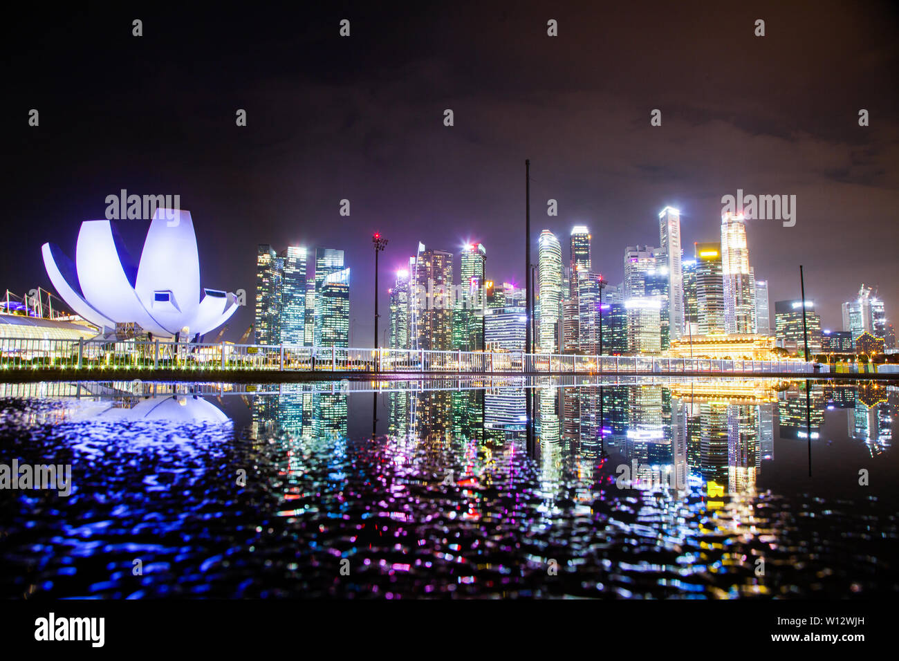 Singapour, Singapour - Mars 2019 : skyline de Singapour Marina Bay de nuit centre-ville gratte-ciel et l'Art Science Museum Banque D'Images