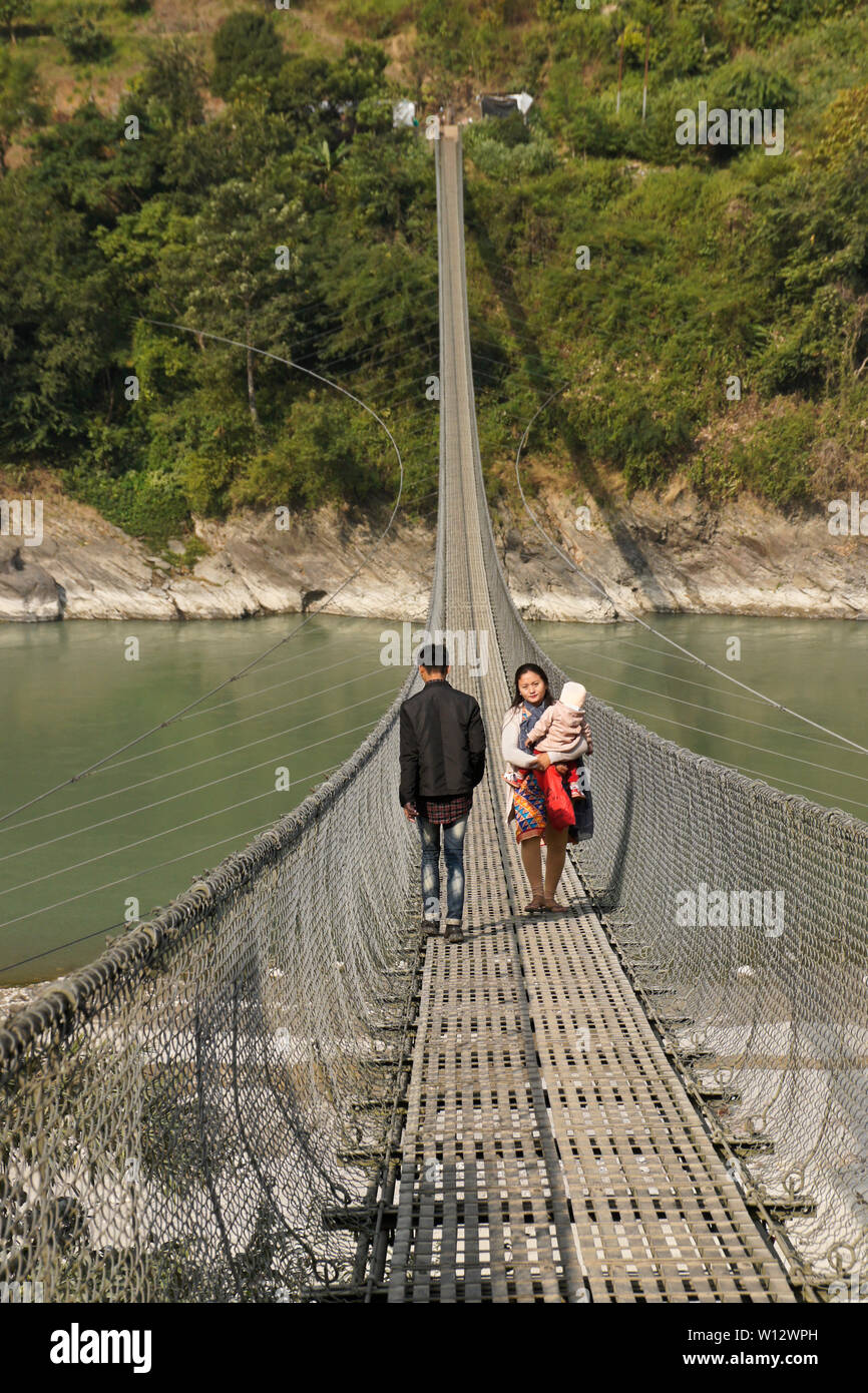 Passerelle d'Narayanghat-Mugling la suspension de l'autoroute côté sud de Seti Gandaki River près de la présidence Resort, Chitwan, Népal District Banque D'Images