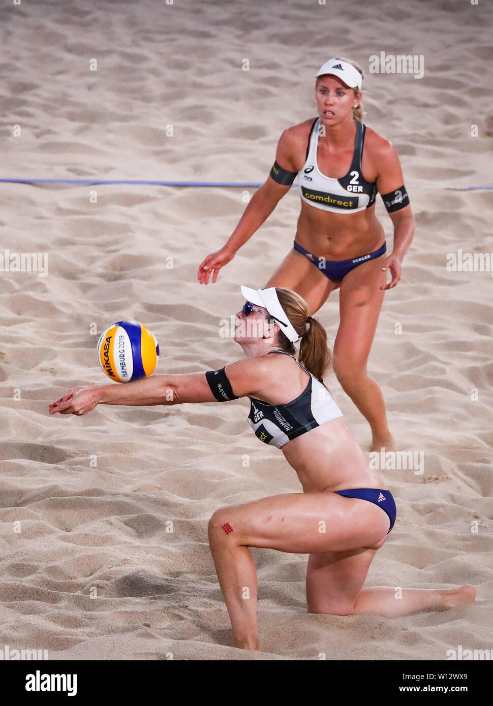 Hambourg, Allemagne. 29 Juin, 2019. Beach-volley, Championnat du monde, dans la région de Rothenbaum Stade : tour préliminaire les femmes, Borger/Sude (Allemagne) - Xue/Wang (Chine). Karla Borger et Julia Sude (l) en action sur le Court central. Crédit : Christian Charisius/dpa/Alamy Live News Banque D'Images