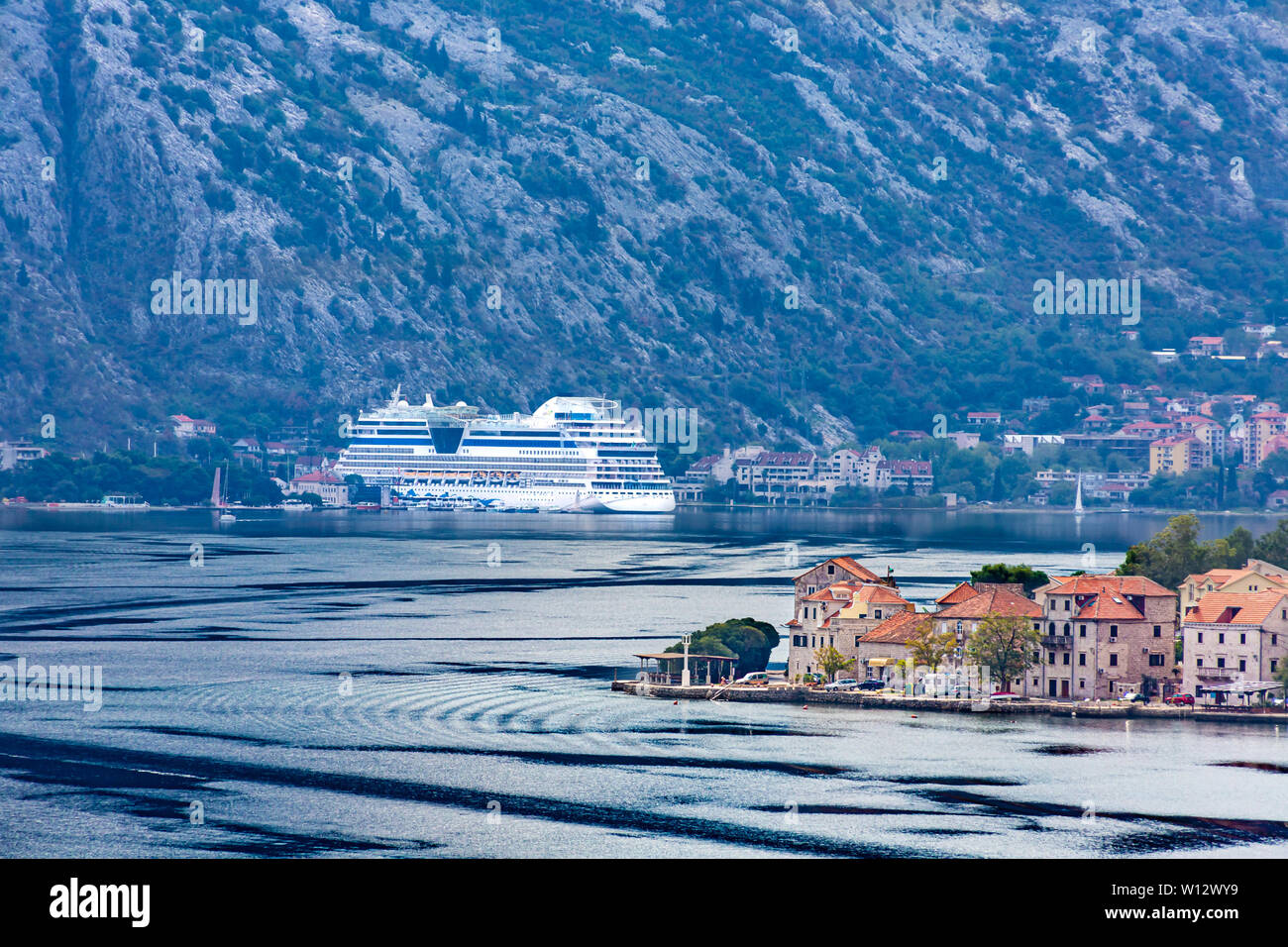 Un navire de croisière de luxe dans Kotor Monténégro Banque D'Images