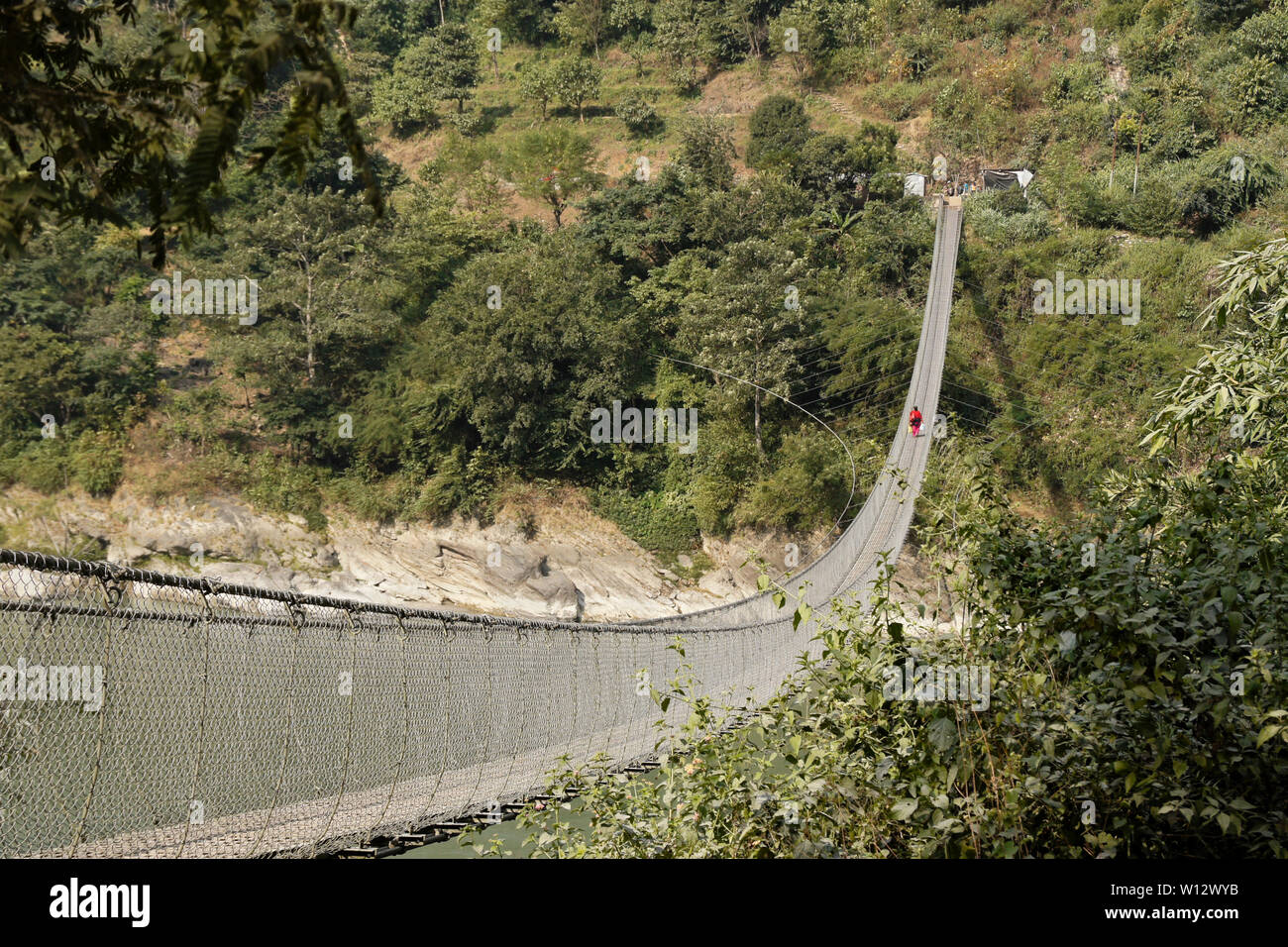 Passerelle d'Narayanghat-Mugling la suspension de l'autoroute côté sud de Seti Gandaki River près de la présidence Resort, Chitwan, Népal District Banque D'Images