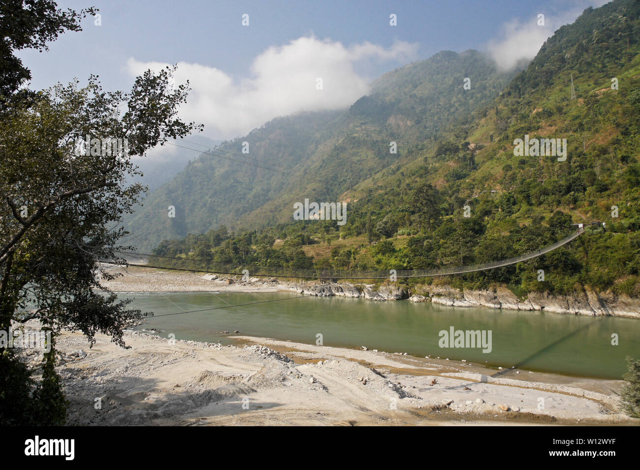 Passerelle d'Narayanghat-Mugling la suspension de l'autoroute côté sud de Seti Gandaki River près de la présidence Resort, Chitwan, Népal District Banque D'Images