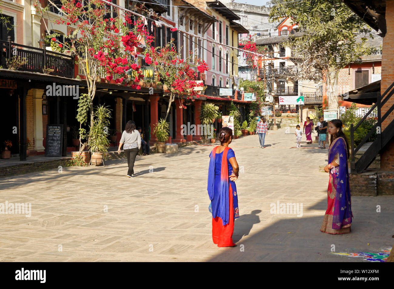 Les entreprises de rénovation de bâtiments le long de la rue principale de la ville historique de Newari trading post ville de Bandipur, Tanahan District, Népal Banque D'Images