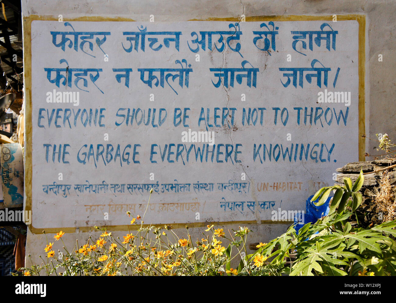 Affiche bilingue (français et Népalais) contre l'abandon de détritus, Bandipur, Népal Banque D'Images