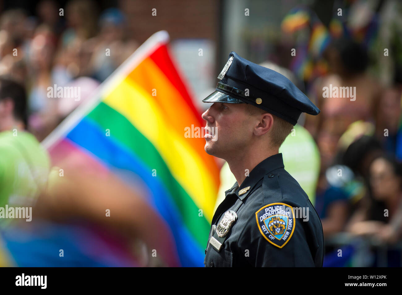 NEW YORK - 25 juin 2017 : un jeune officier de police NYPD fournit la sécurité en marge de la Gay Pride Parade annuelle dans le village. Banque D'Images