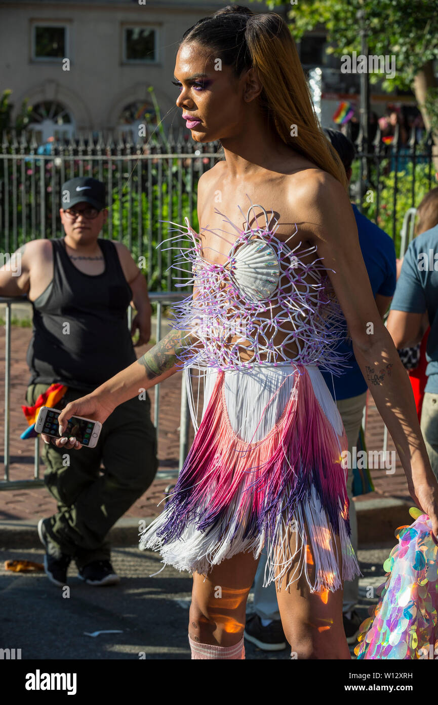 NEW YORK - 25 juin 2017 : une femme transgenre porte une tenue que elle passe la foule lors de l'Assemblée gay pride parade dans le village. Banque D'Images