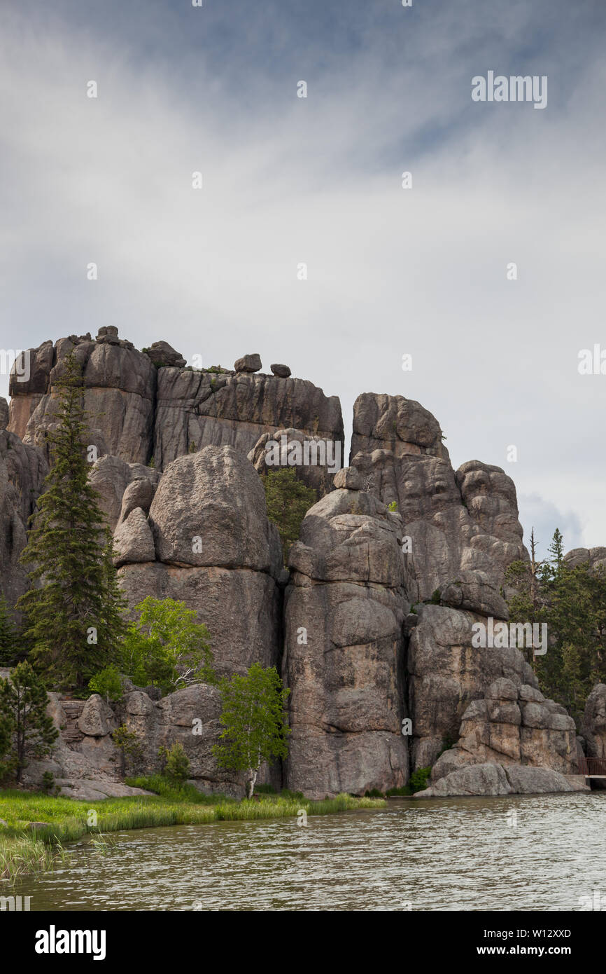 De grandes formations de roche de granit le long du rivage de Sylvan Lake dans le Dakota du Sud. Banque D'Images