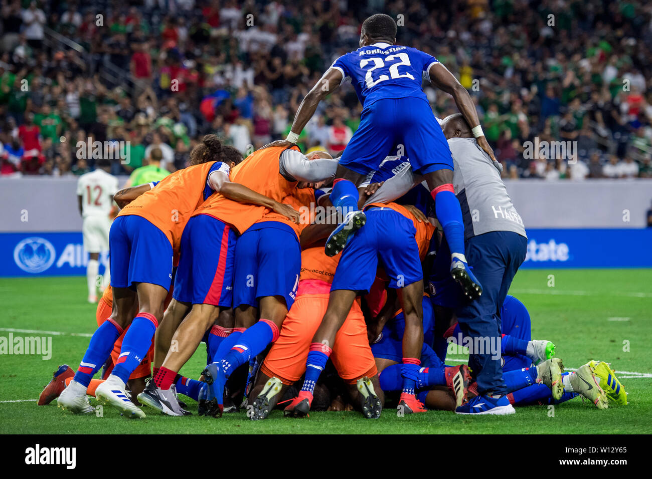 Houston, TX, USA. 29 Juin, 2019. Les membres de team Haïti pile au-dessus  de terrain Wilde-Donald Guerrier (10) après avoir marqué le but de la  victoire lors de la 2e moitié de
