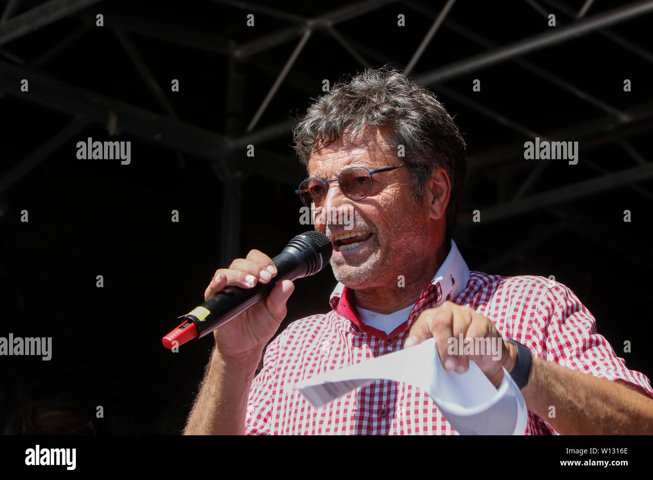 Diether Dehm, membre du parlement allemand de Die Linke (La Gauche) et un musicien, il se produit à la clôture rally.quelques milliers de militants pour la paix à partir de la Base aérienne de Ramstein Stopp a protesté contre la campagne en dehors de la base aérienne de Ramstein US. La protestation a été la fin de cette année, la semaine d'action contre la base aérienne. L'objectif principal de cette année était sur l'implication présumée de la base aérienne dans le drone warfare de l'US Air Force au Moyen-Orient et l'Afrique et l'appel à l'utilisez pas Ramstein pour une future guerre contre l'Iran. (Photo de Michael Debets/Pacific Press) Banque D'Images