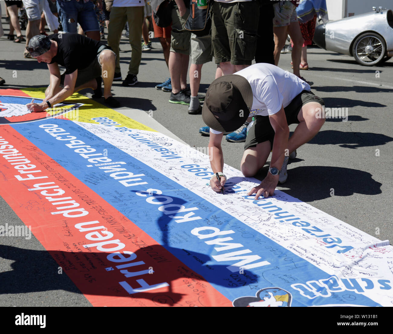 Ramstein, en Allemagne. 29 Juin, 2019. Un manifestant signe son nom sur une bannière de paix.quelques milliers de militants pour la paix à partir de la Base aérienne de Ramstein Stopp a protesté contre la campagne en dehors de la base aérienne de Ramstein US. La protestation a été la fin de cette année, la semaine d'action contre la base aérienne. L'objectif principal de cette année était sur l'implication présumée de la base aérienne dans le drone warfare de l'US Air Force au Moyen-Orient et l'Afrique et l'appel à l'utilisez pas Ramstein pour une future guerre contre l'Iran. Crédit : Michael Debets/Pacific Press/Alamy Live News Banque D'Images