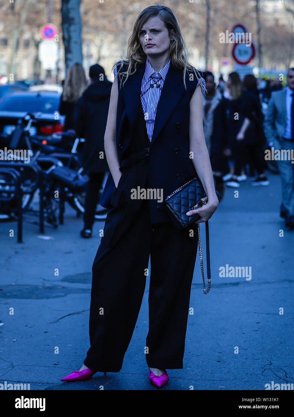 Hanne Gaby Odiele dans la rue au cours de la Fashion Week de Paris. (Photo de Mauro del Signore / Pacific Press) Banque D'Images