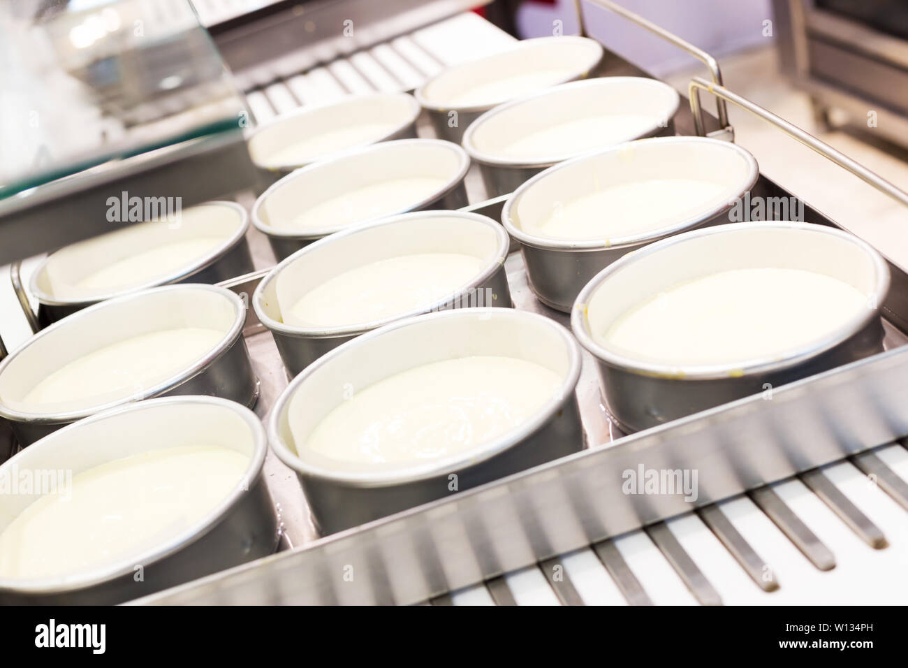 La cuisson dans un moule à gâteau Banque D'Images