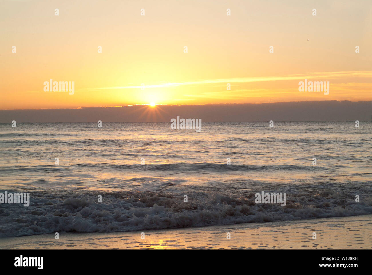 GOLDRUSH : un magnifique lever de soleil d'octobre au large de l'Atlantique sur la plage de Virginie. Banque D'Images