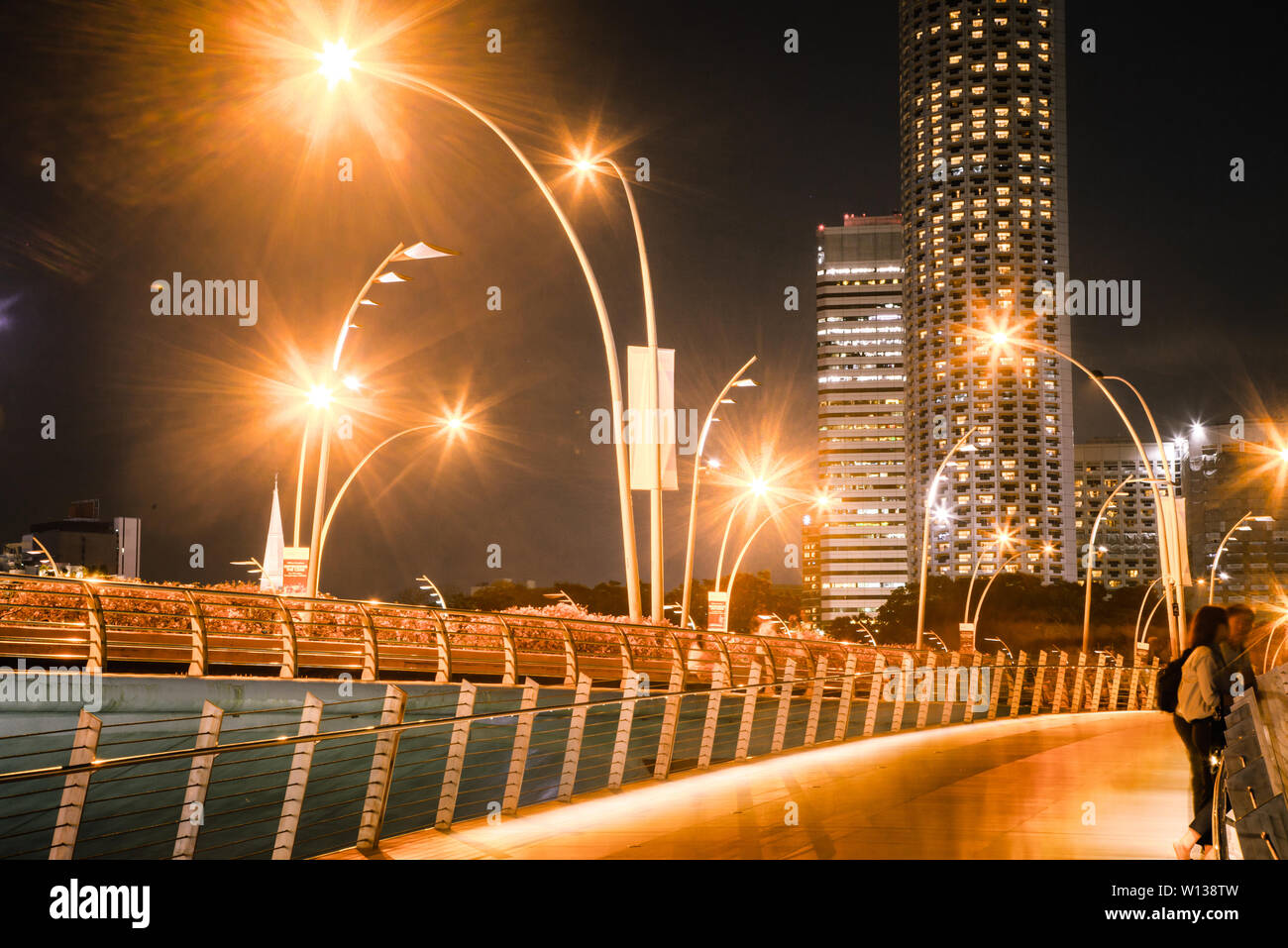 Singapour, Singapour - Mars 2019 : pont de l'Esplanade et le centre-ville de gratte-ciel dans le contexte Singapour Banque D'Images