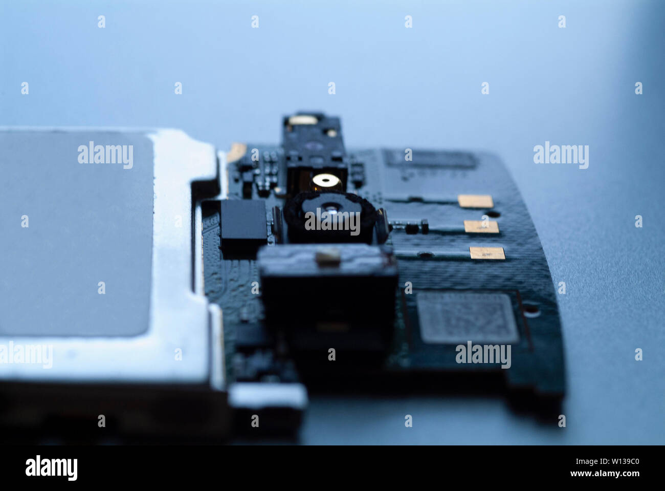 Un regard nostalgique de retour à un modèle plus ancien clavier téléphone cellulaire qui a inauguré une nouvelle ère de la technologie et de l'hidden les signatures numériques à l'intérieur. Banque D'Images