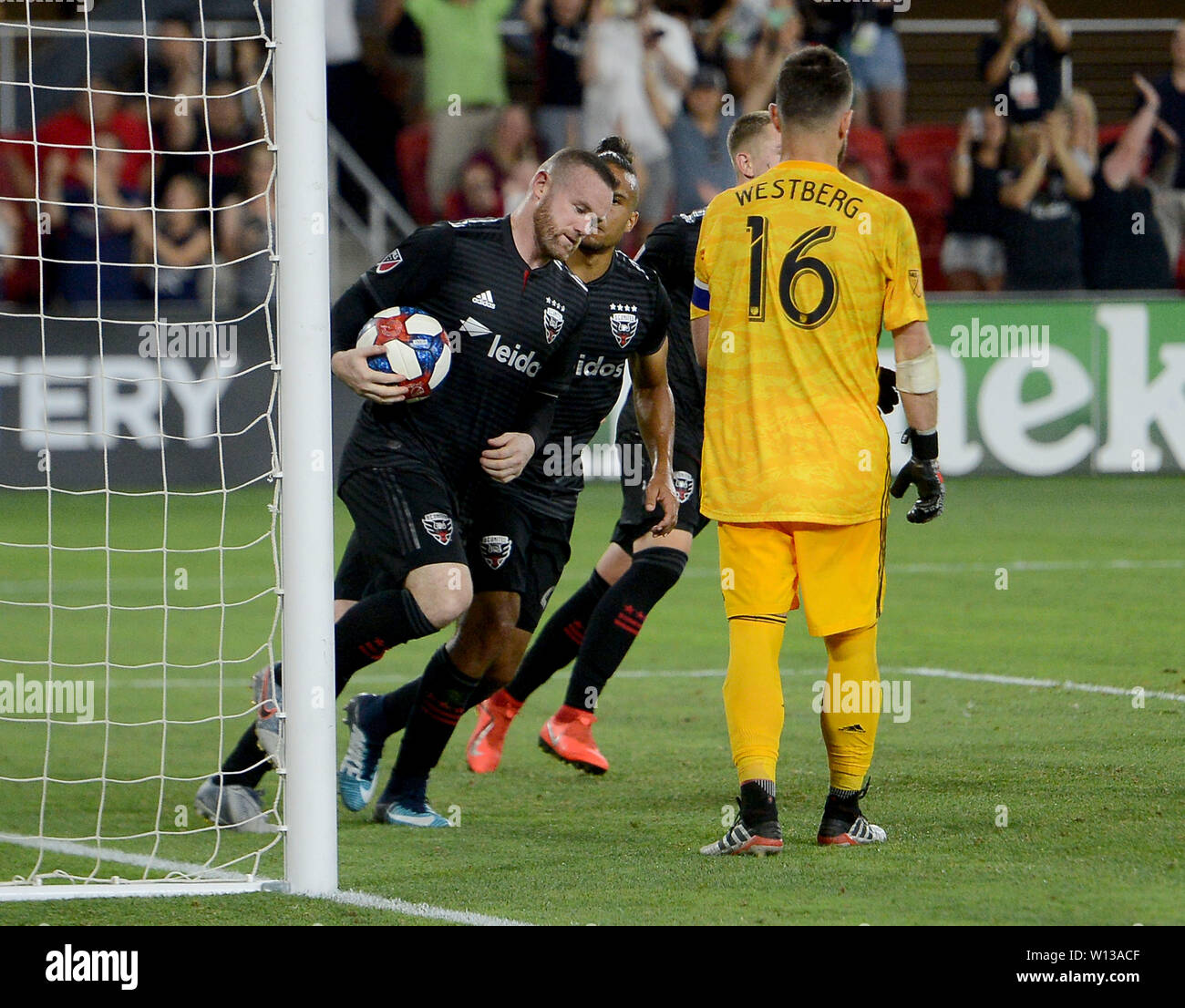 Washington, DC, USA. 29 Juin, 2019. 20190629 - D.C. United WAYNE ROONEY (9) se détache de l'objectif du Toronto FC avec la balle, le Toronto FC passé gardien QUENTIN WESTBERG (16), et accompagnée par D.C. United terrain QUINCY AMARIKWA (25) et DC United terrain RUSSELL CANOUSE (4), le dos droit, dans la seconde moitié du champ d'Audi à Washington. Credit : Chuck Myers/ZUMA/Alamy Fil Live News Banque D'Images