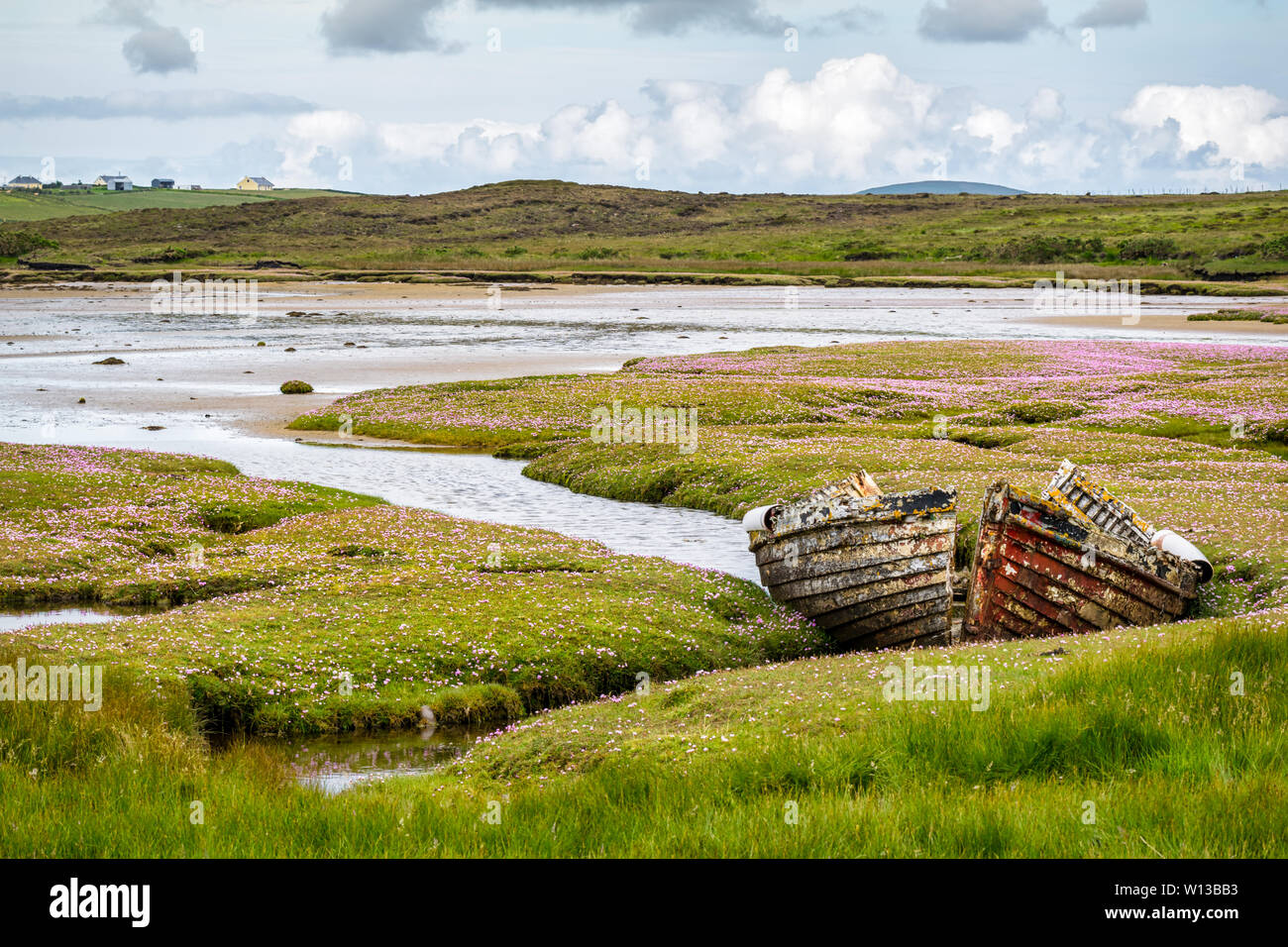 Une vieille épave brisée d'un bateau de pêche à gauche sur l'entrée du marais à la mer. Cela a été pris dans le comté de Mayo en Irlande. Banque D'Images