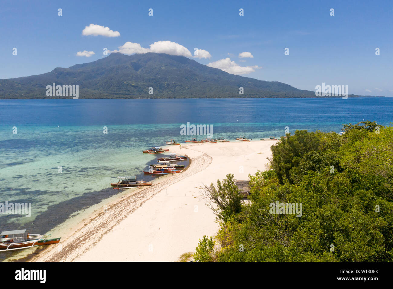 Plage de sable blanc sur l'île de Mantigue, Philippines. Voir l'île de Camiguin. Plage de sable blanc et des bateaux. Banque D'Images