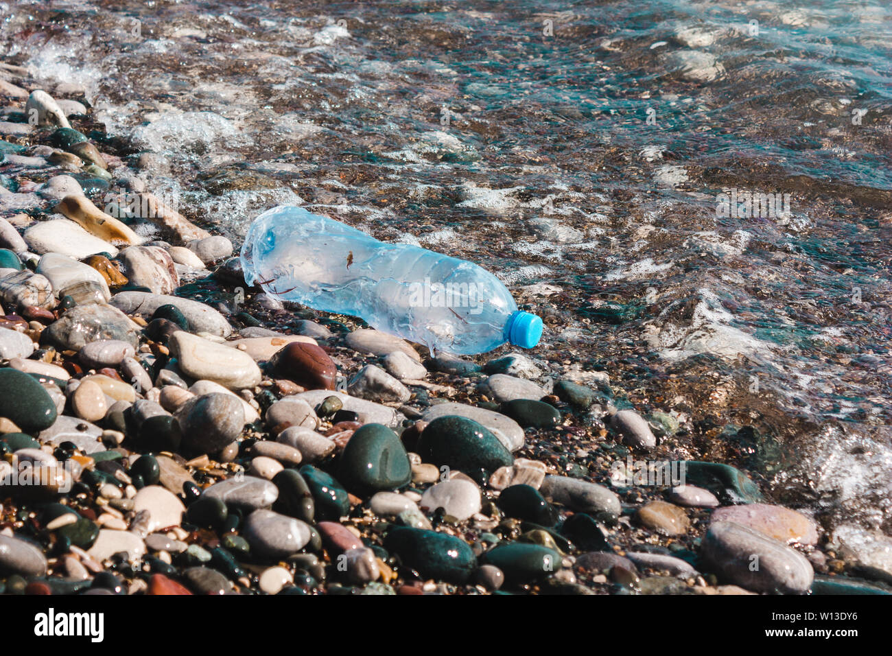 Bouteille en plastique sur la plage, sur la plage. Concept de la pollution de l'environnement, de l'océan, sur la mer, la nature. Sauver la planète. Banque D'Images