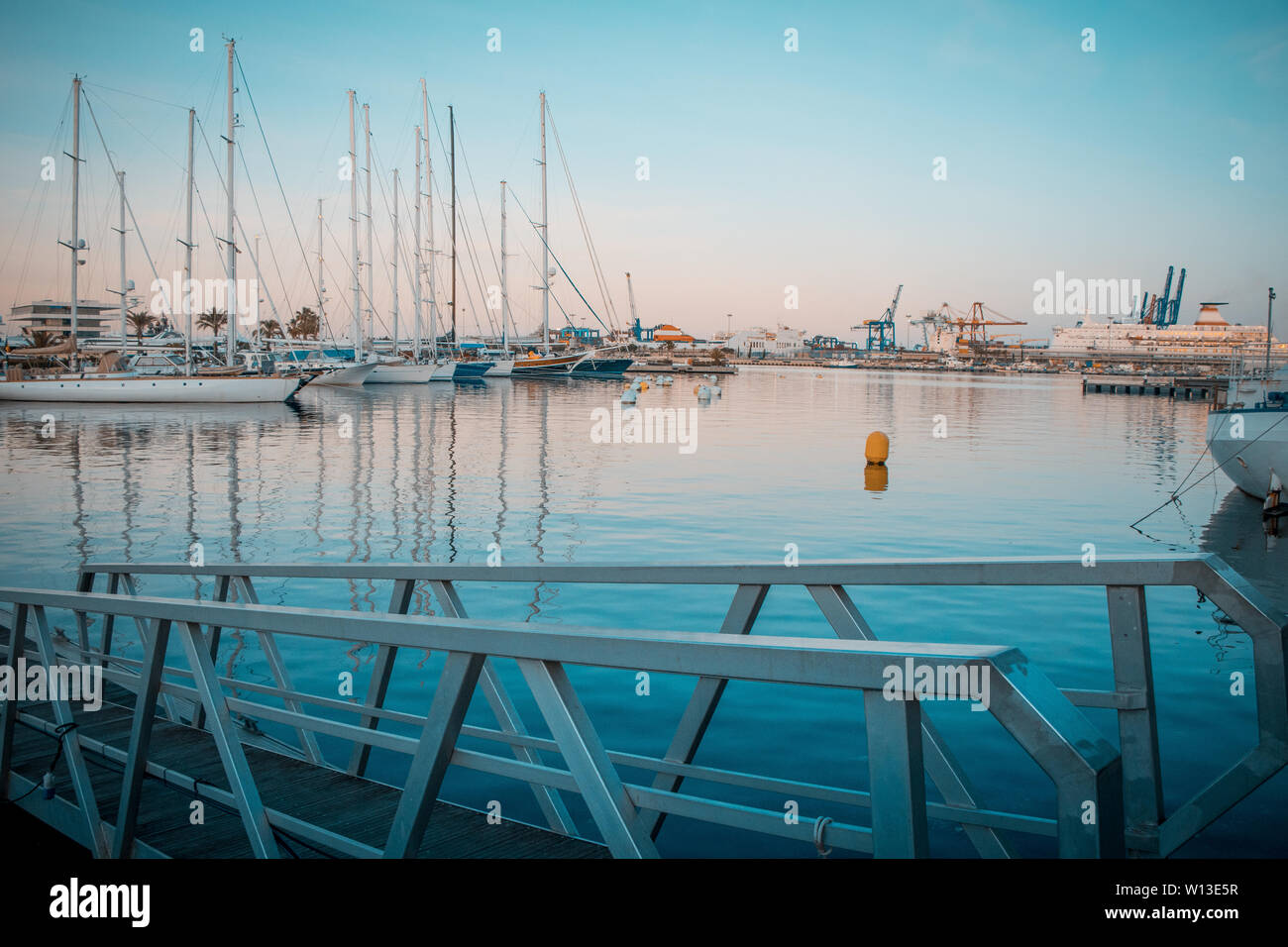 Photos de bateaux d'un port s' à Valence Banque D'Images