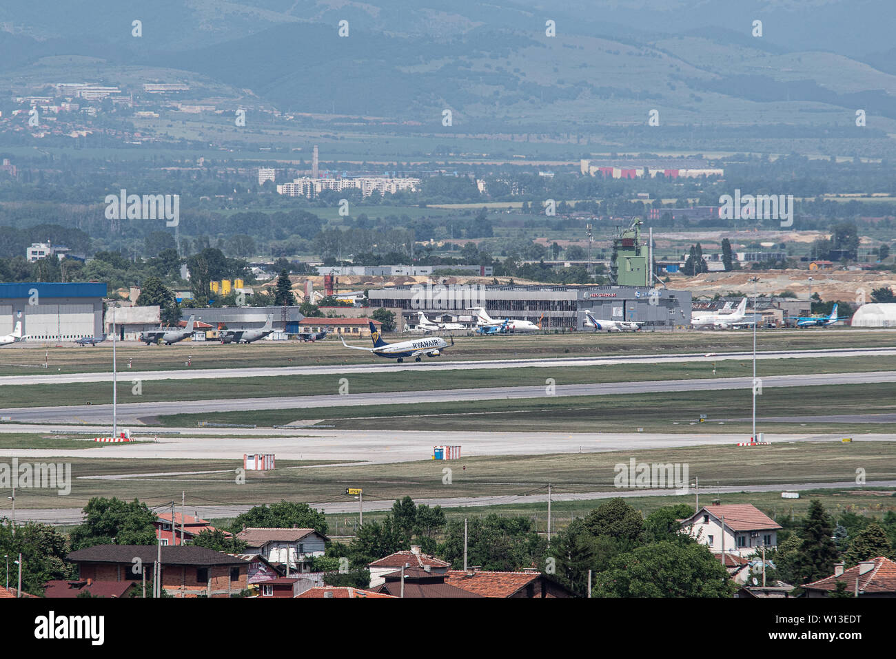 Les avions de RyanAir à l'atterrissage sur l'Aéroport International de Sofia, Sofia City, l'atterrissage de l'avion, les FORCES SPÉCIALES Banque D'Images