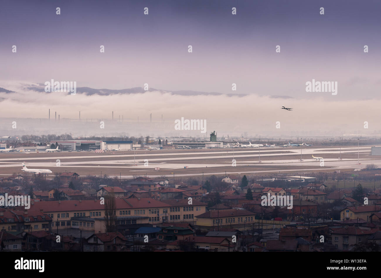 Avions qui décollent de l'Aéroport International de Sofia ; Kremikovtsi Steel mill, brouillard Banque D'Images