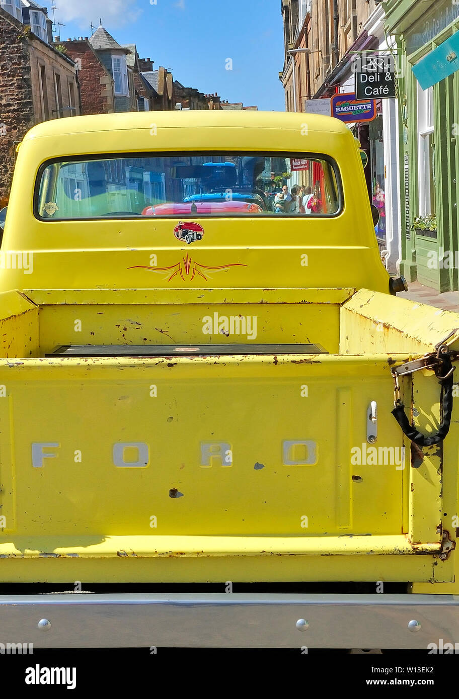 Ford F100 pick-up classique stationné dans la rue principale de North Berwick, Ecosse Banque D'Images