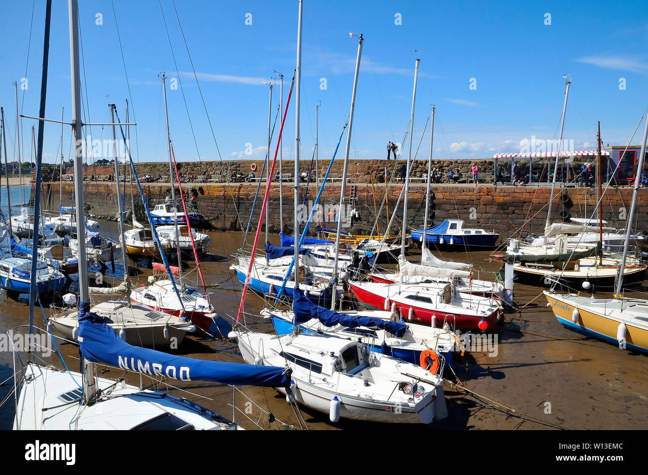 Yachts et bateaux amarrés dans le port de North Berwick, Ecosse Banque D'Images