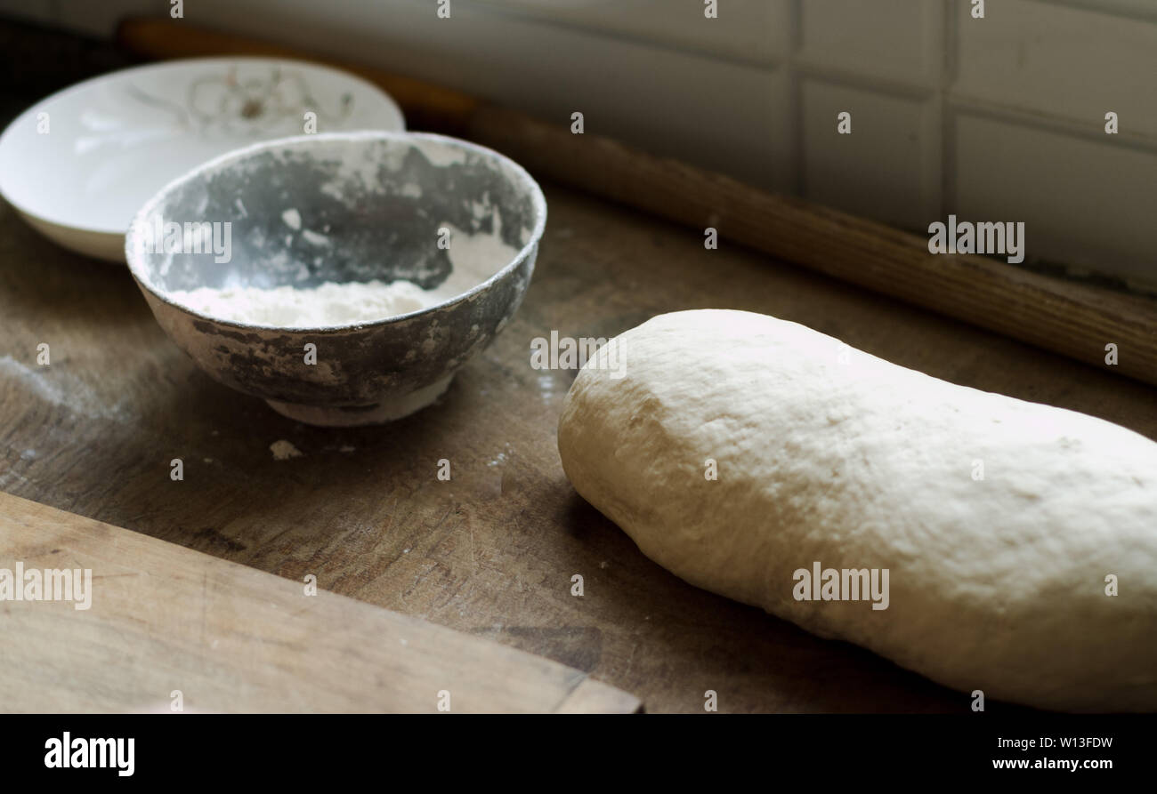 Un bol de pâte sur un plan de cuisine, d'un rouleau à pâtisserie. Banque D'Images